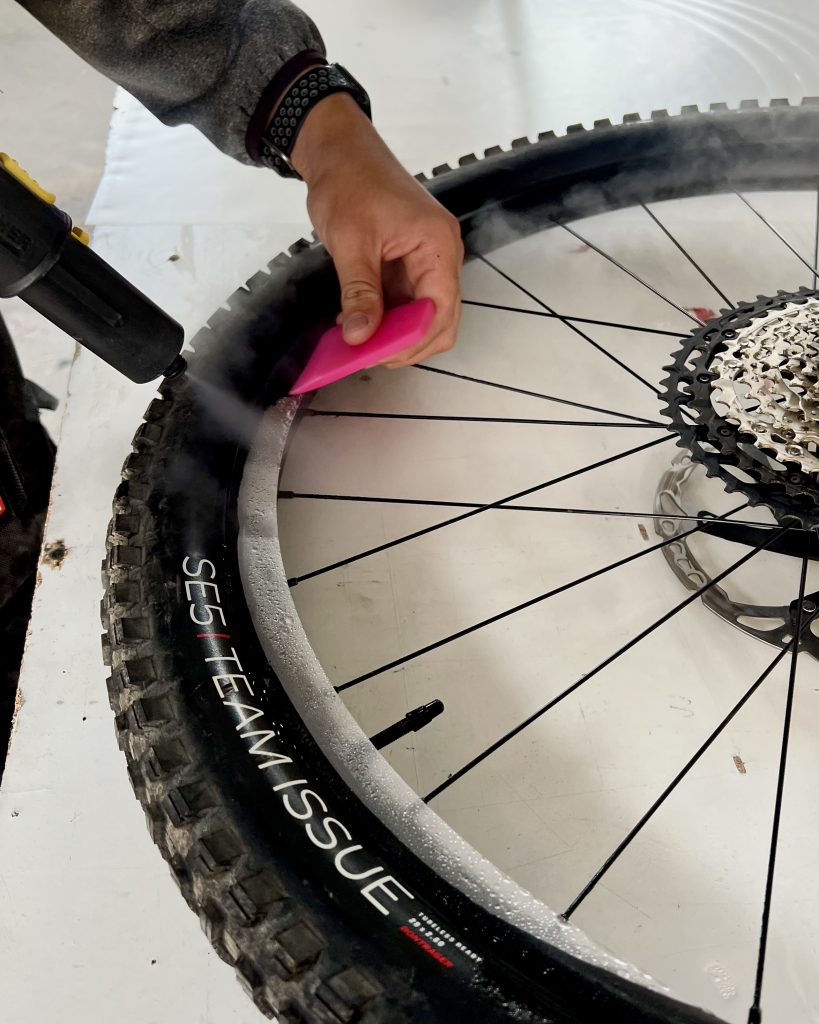 Aplicación de lámina protectora en la llanta de una bicicleta