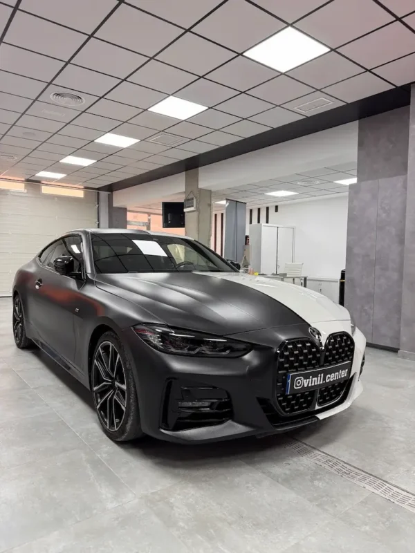 BMW Serie 4 negro mate con faros tintados