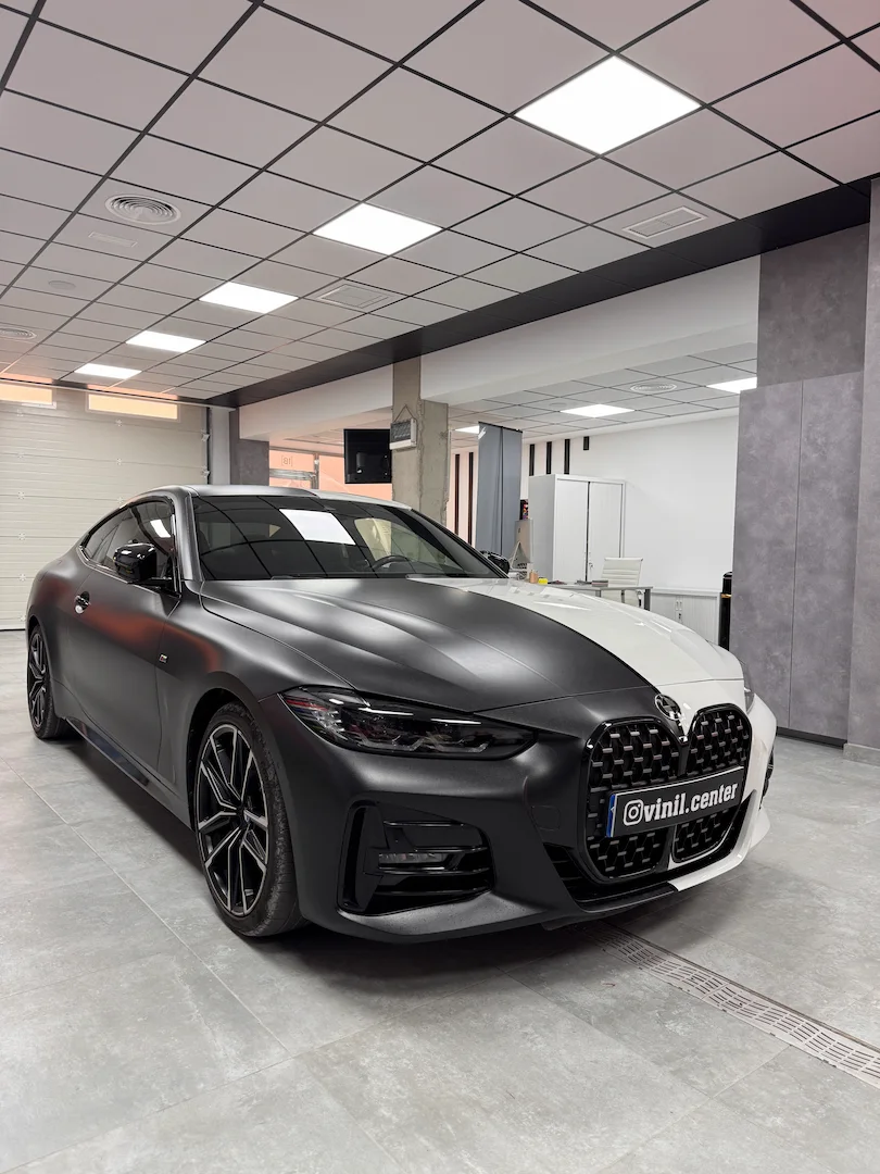 BMW Serie 4 Coupé vinilado en negro mate con franja blanca
