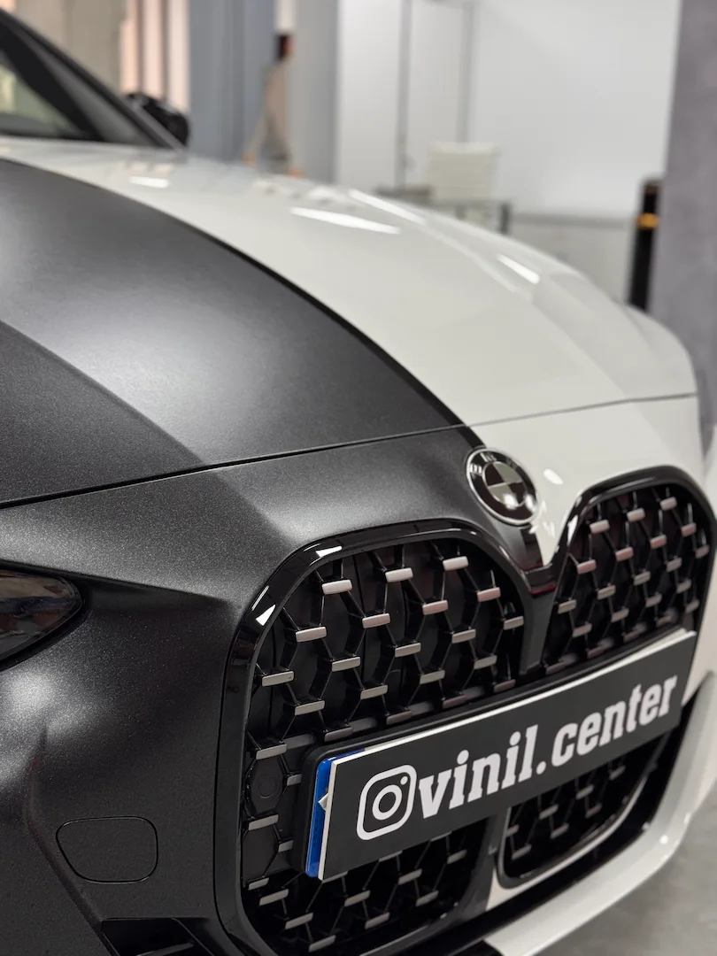 Frontal de BMW Serie 4 Coupé con vinilo negro mate y blanco