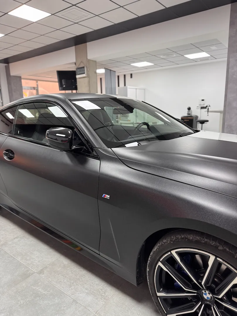 Lateral de BMW Serie 4 Coupé vinilado en negro mate