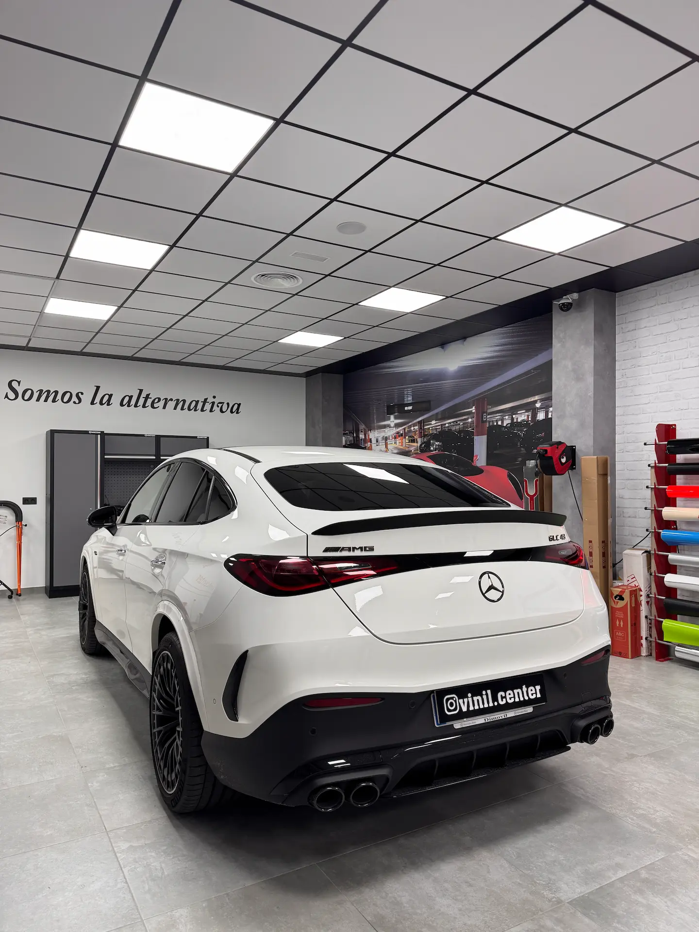 Mercedes-AMG GLC 43 blanco con los detalles vinilados en negro