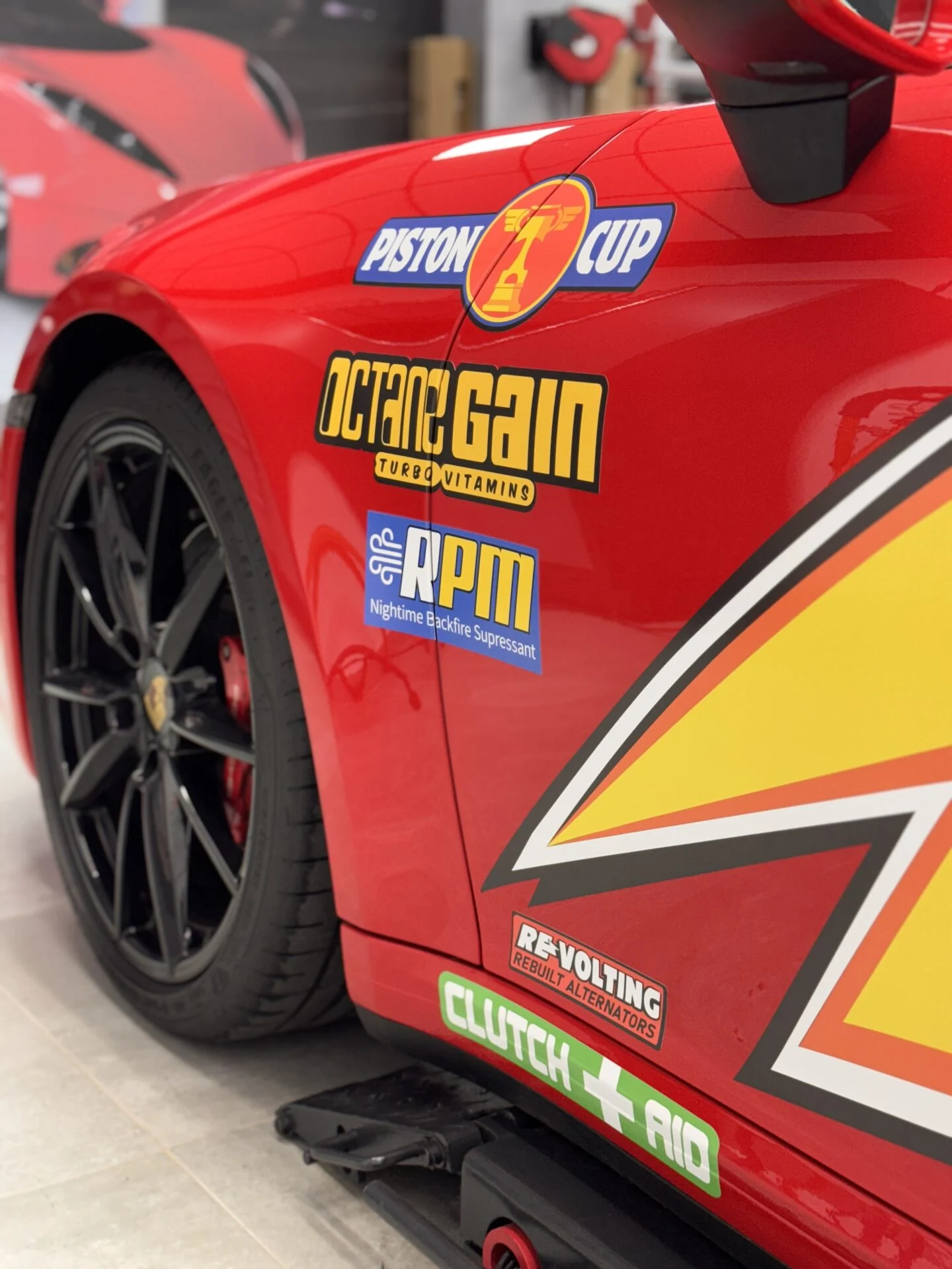 Detalle de los patrocinios impresos sobre el lateral del Porsche