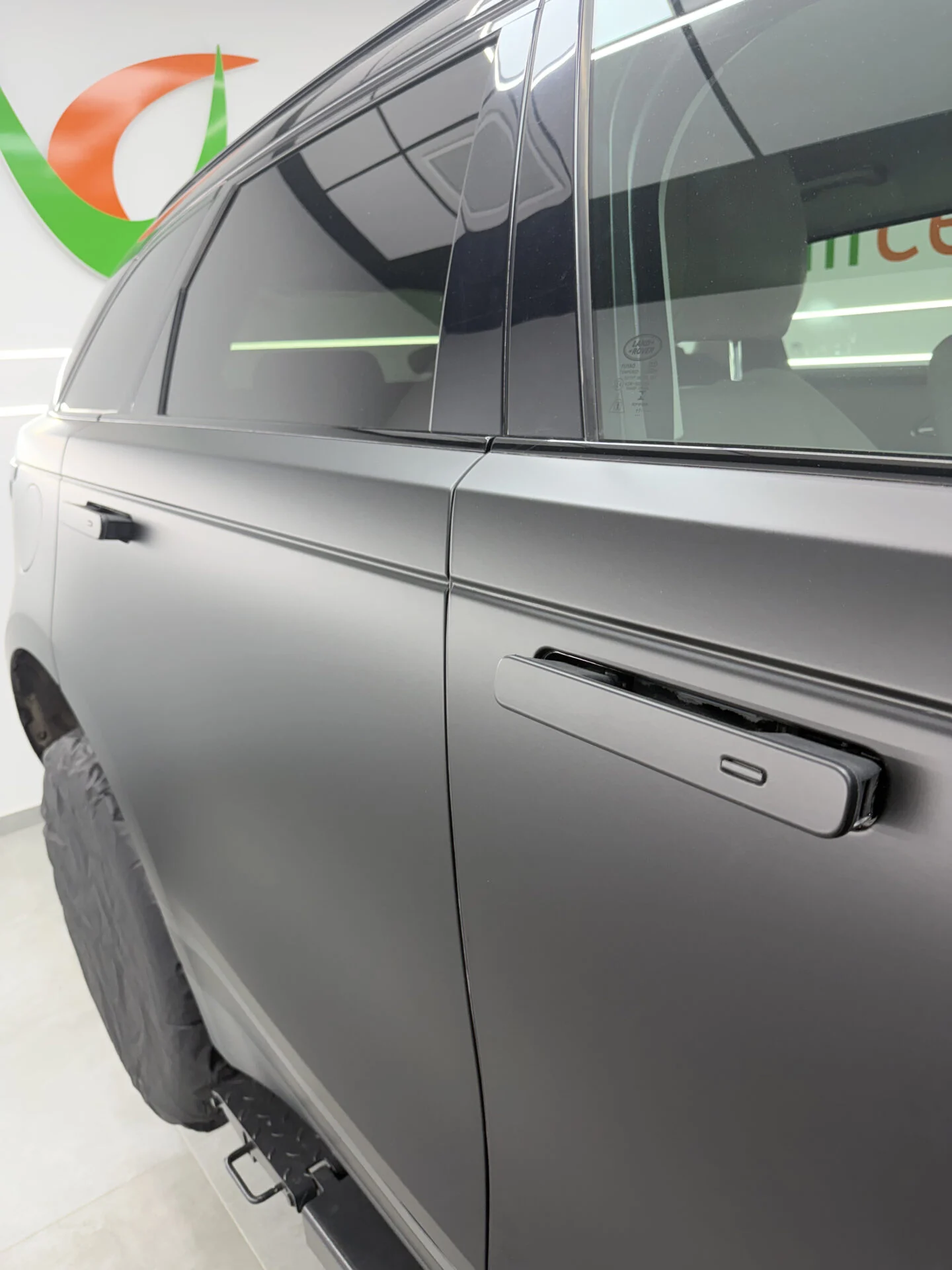 Puerta de Range Rover vinilada en negro mate