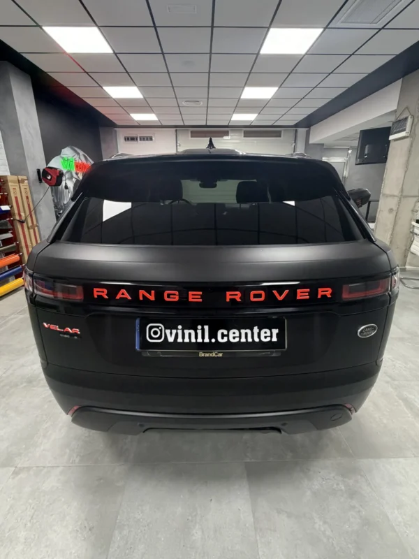 Trasera de Range Rover Velar vinilado en negro mate