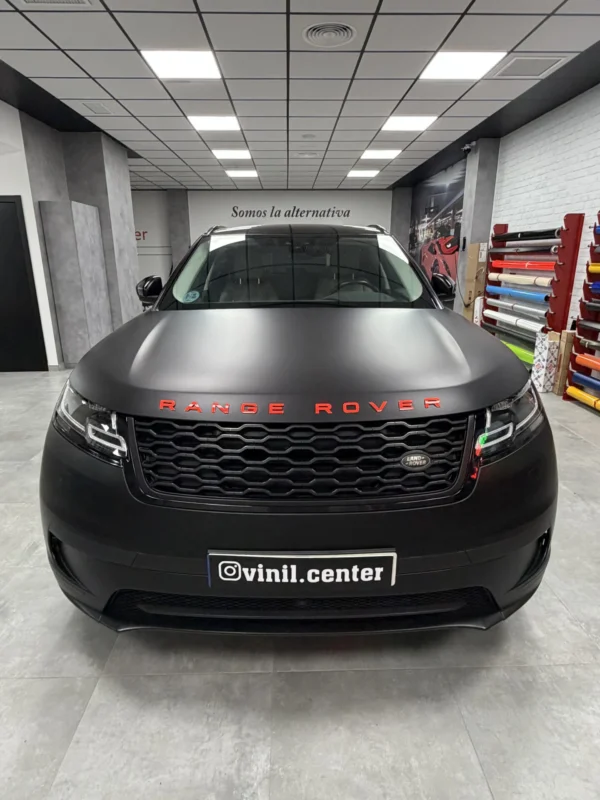 Range Rover Velar vinilado en negro mate en el taller de Vinilcenter