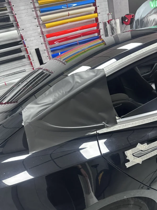 Retrovisor de Tesla durante el vinilado en negro