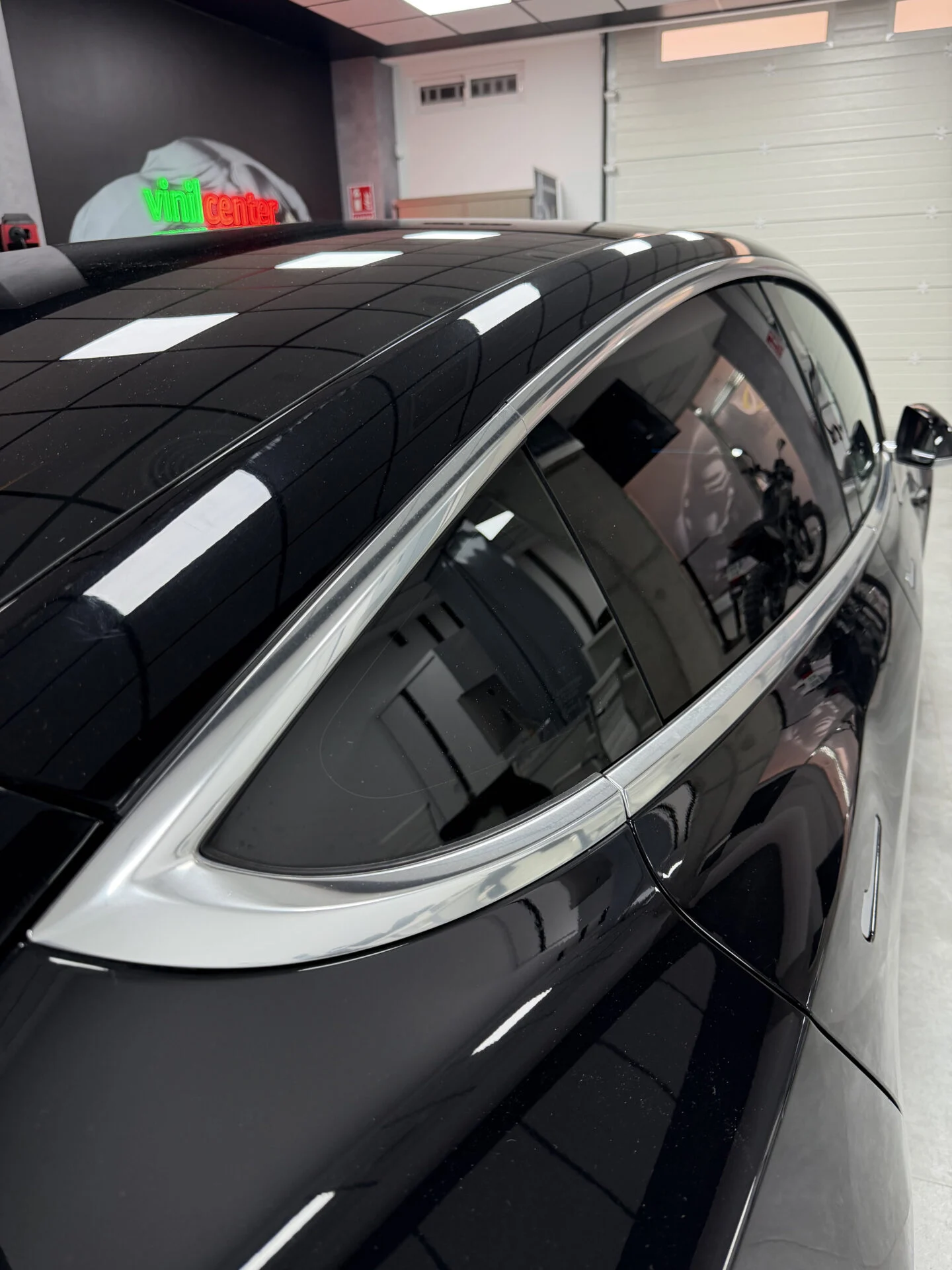 Molduras de ventanilla de Tesla Model 3 viniladas en negro