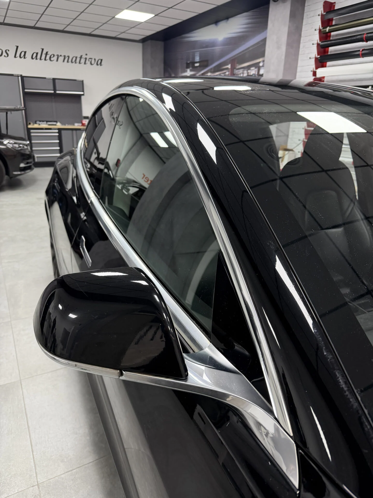 Retrovisor y molduras de Tesla Model 3 vinilados en negro