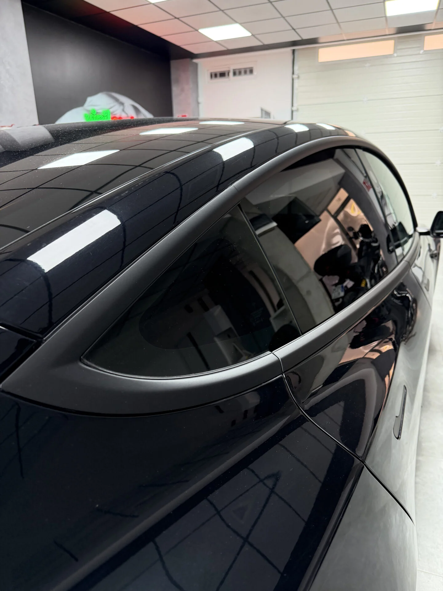 Tesla Model 3 con los marcos de ventanilla vinilados en negro
