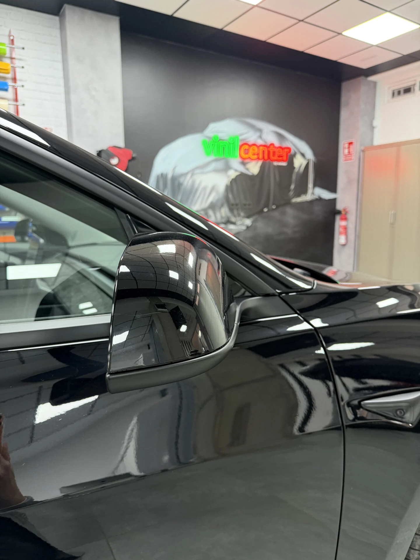Retrovisor de Tesla Model 3 vinilado en negro
