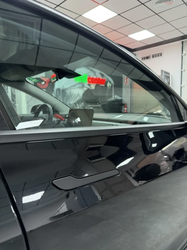 Maneta de puerta de Tesla Model 3 vinilada en negro mate