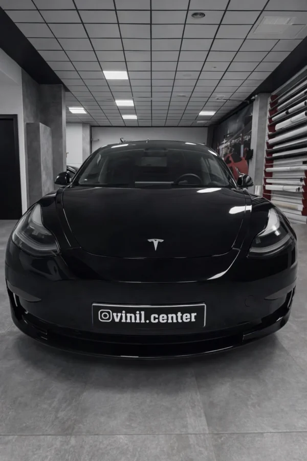 Tesla Model 3 con detalles vinilados en negro mate