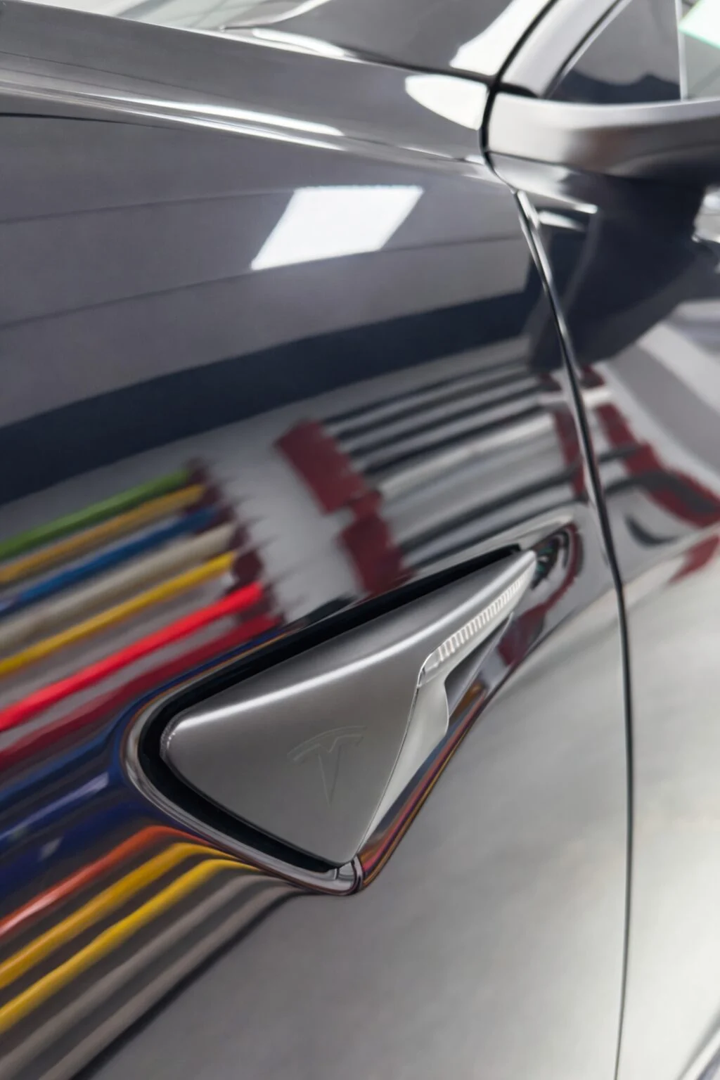 Detalle de la manilla cromada del Tesla antes del vinilado