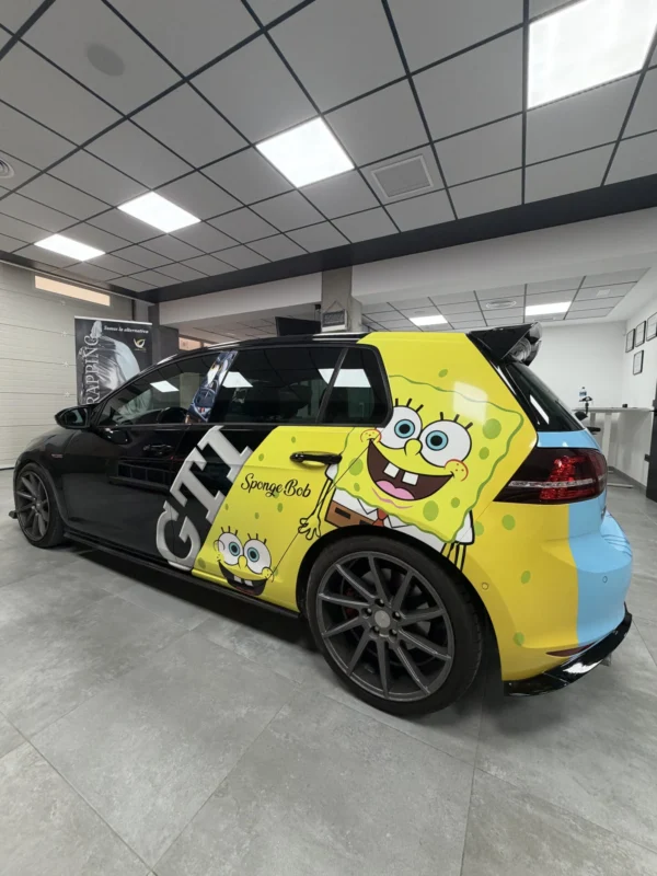 Volkswagen Golf GTI vinilado con un diseño de Bob Esponja