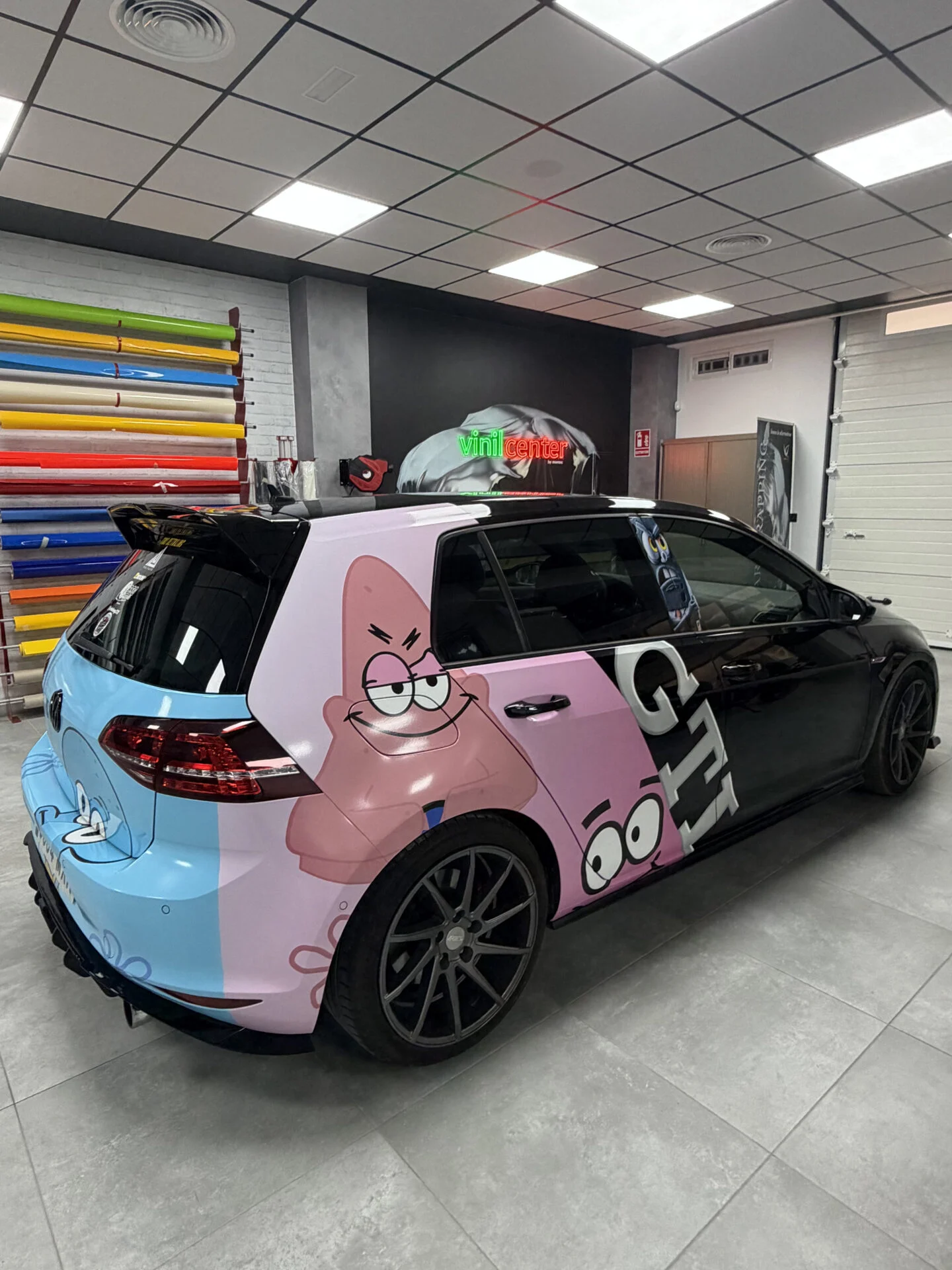 Lateral izquierdo del Golf GTI con la ilustración de Patricio en rosa
