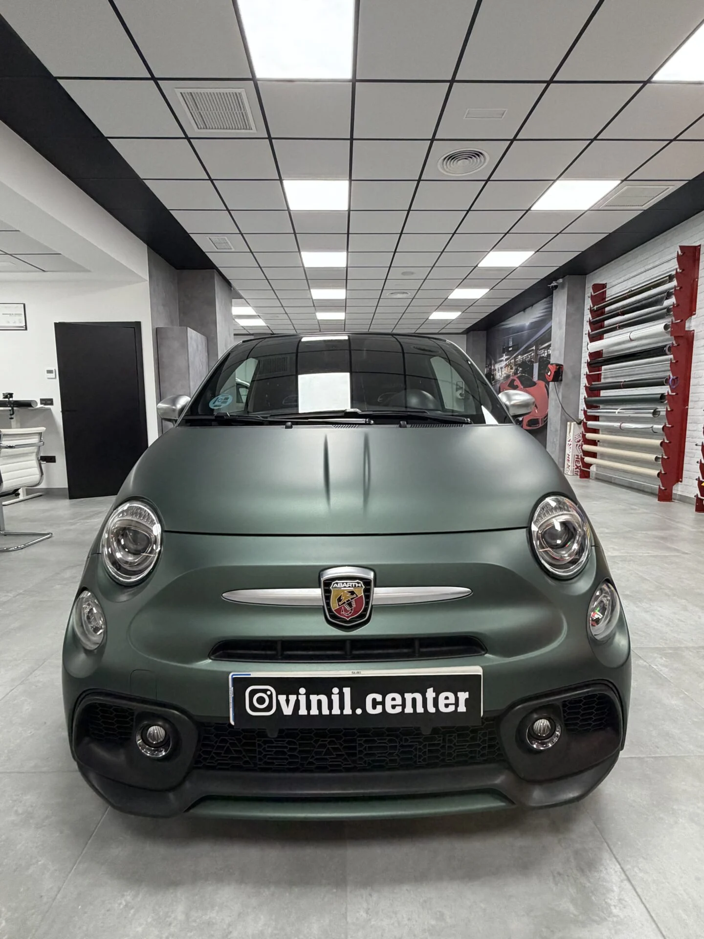 Frontal de un Abarth 595 con cambio de color en vinilo verde militar mate