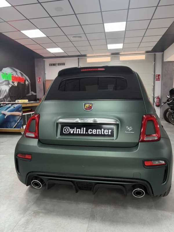 Trasera del Abarth 595 vinilado en verde militar mate