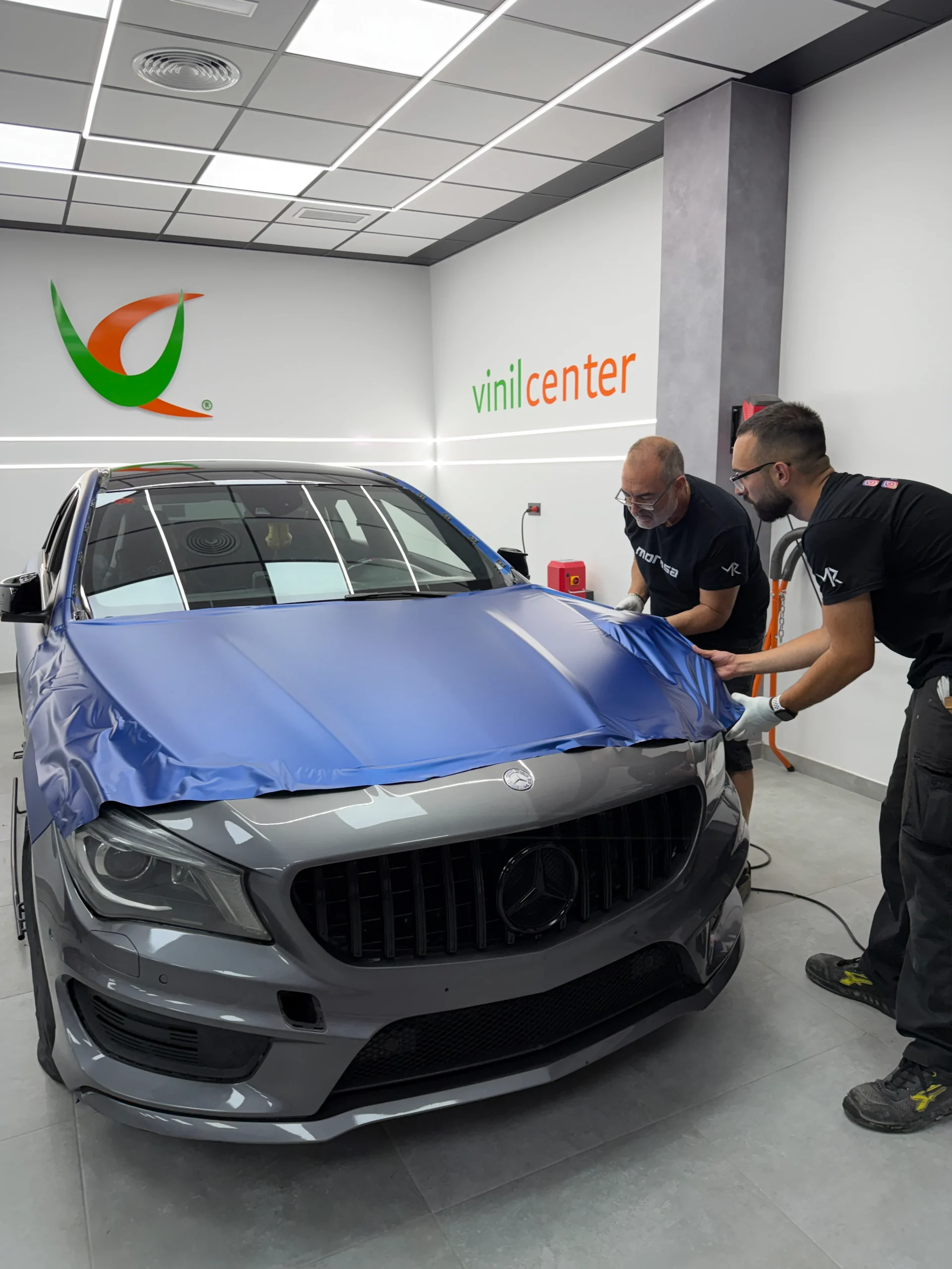 Mercedes CLA vinilado en azul noche metalizado mate, vista frontal en Vinil Center