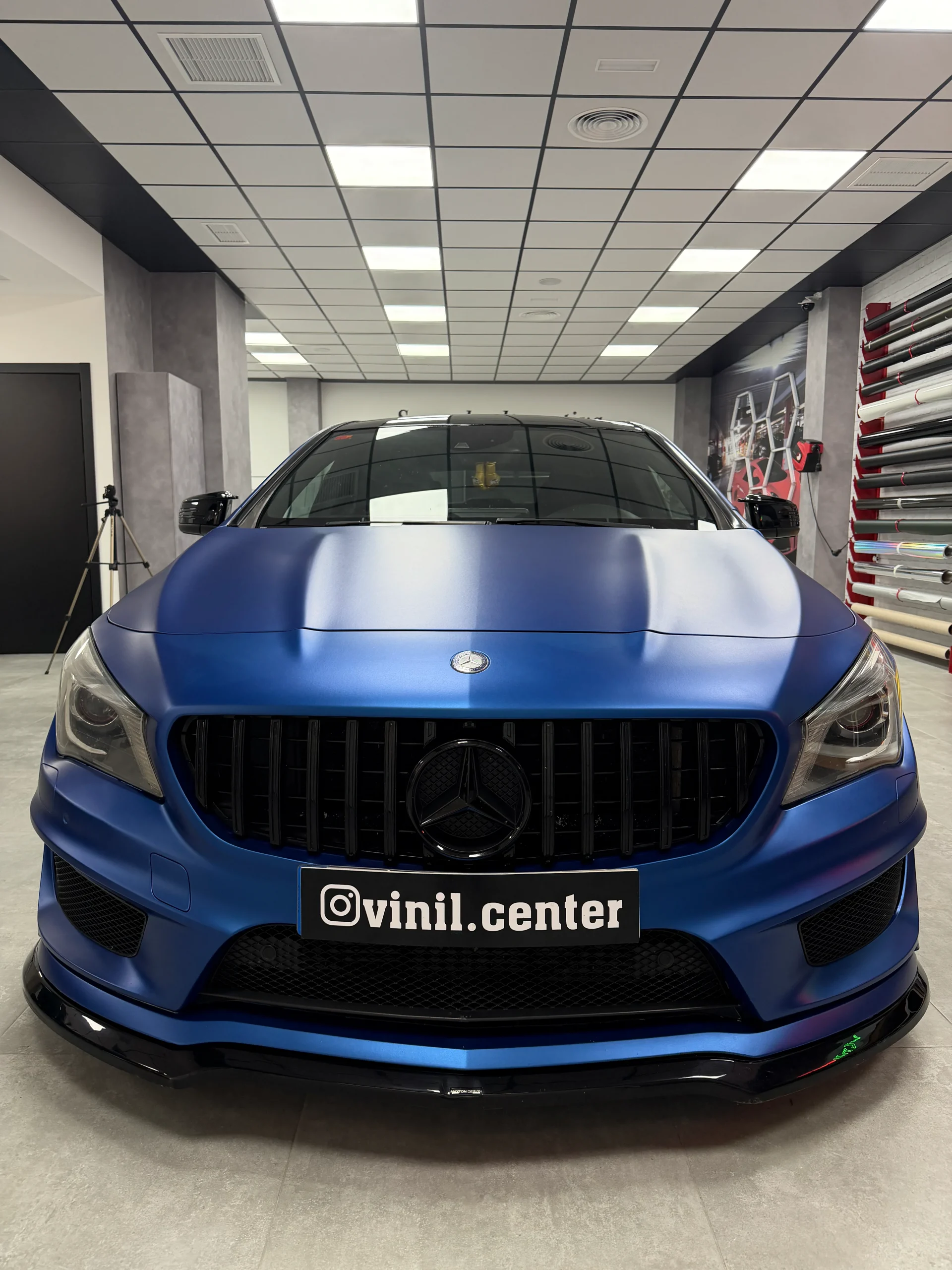 Mercedes CLA vinilado en azul mate metalizado