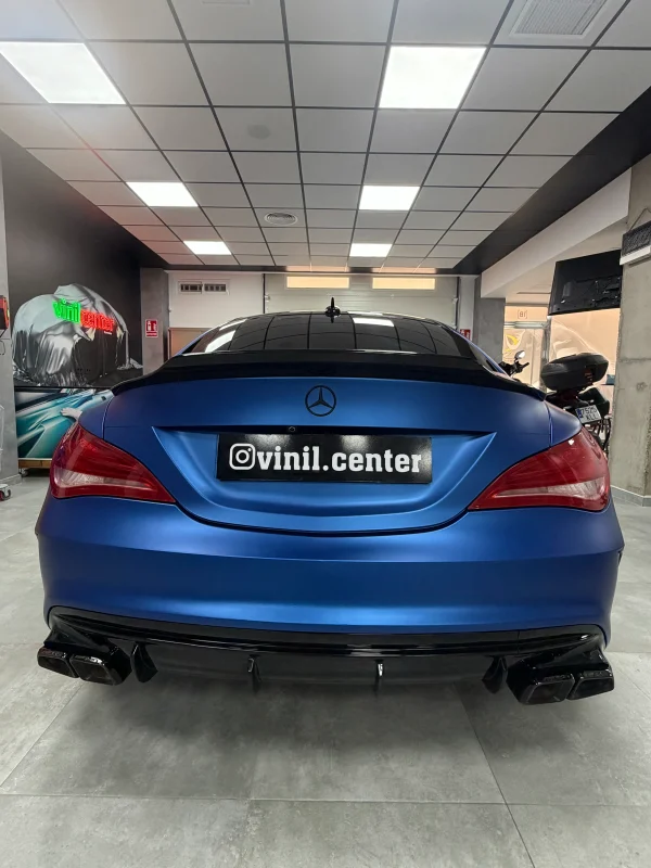 Trasera del Mercedes CLA vinilado en azul noche mate