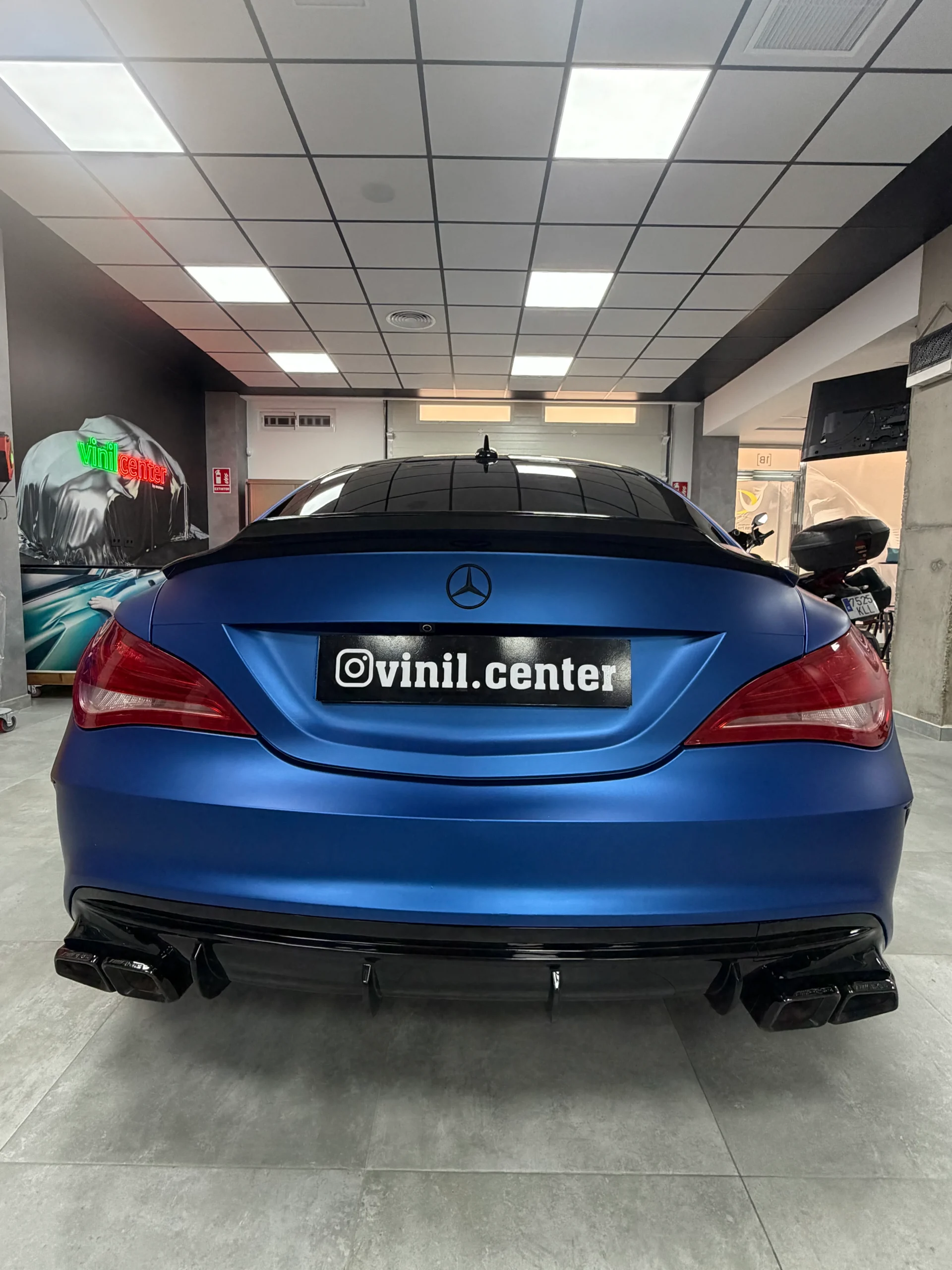 Trasera del Mercedes CLA vinilado en azul mate metalizado