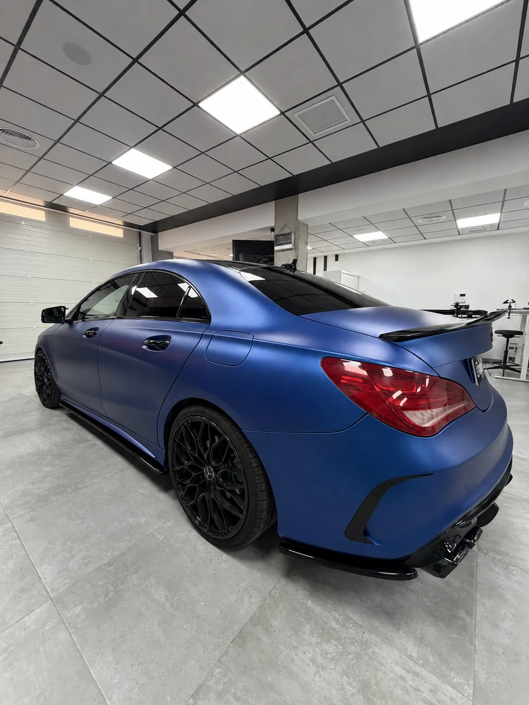 Mercedes CLA en azul mate metalizado, vista trasera tres cuartos
