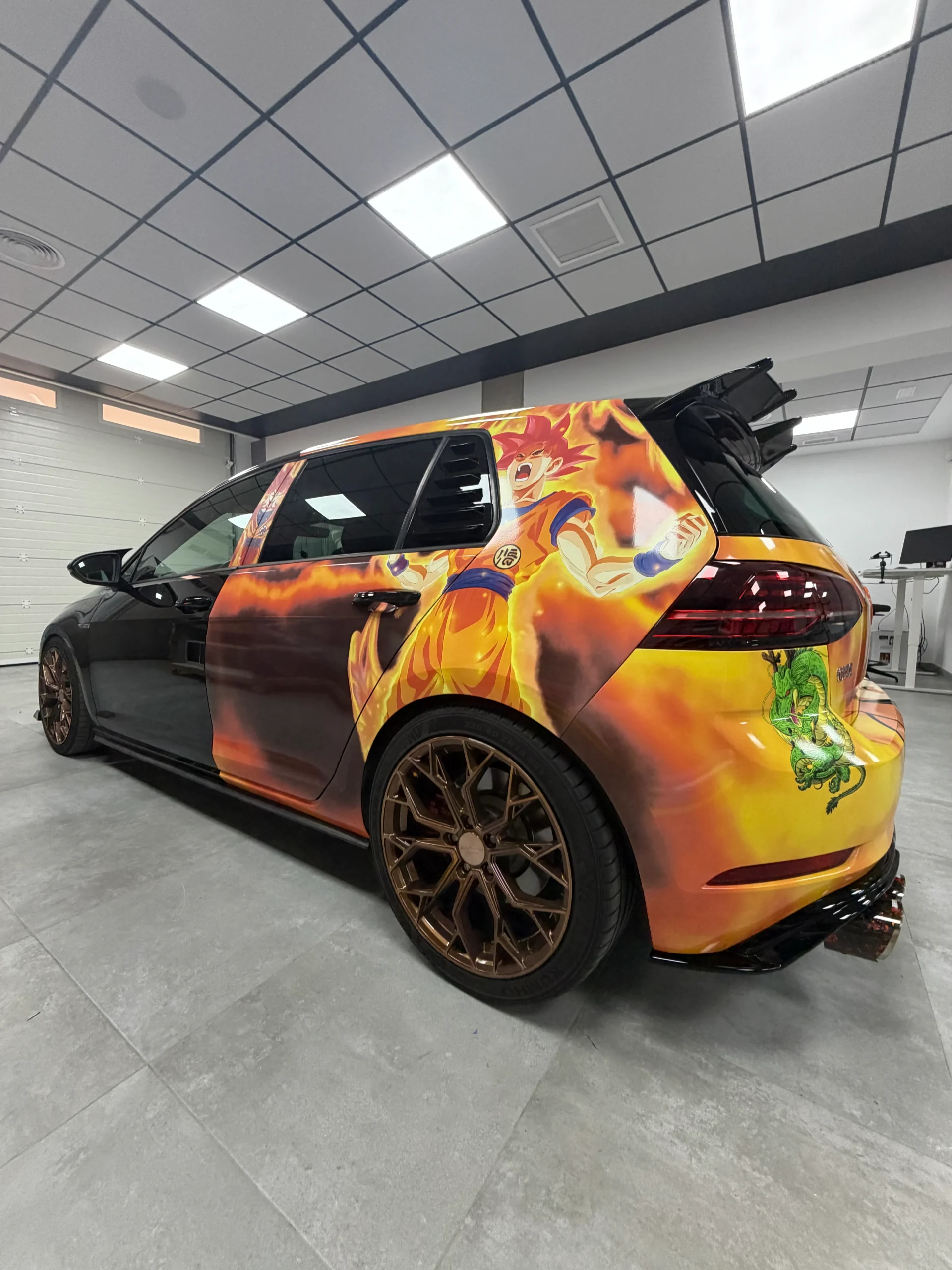 Lateral del Golf con Goku en la puerta y Shenron, el dragón verde, en la aleta trasera