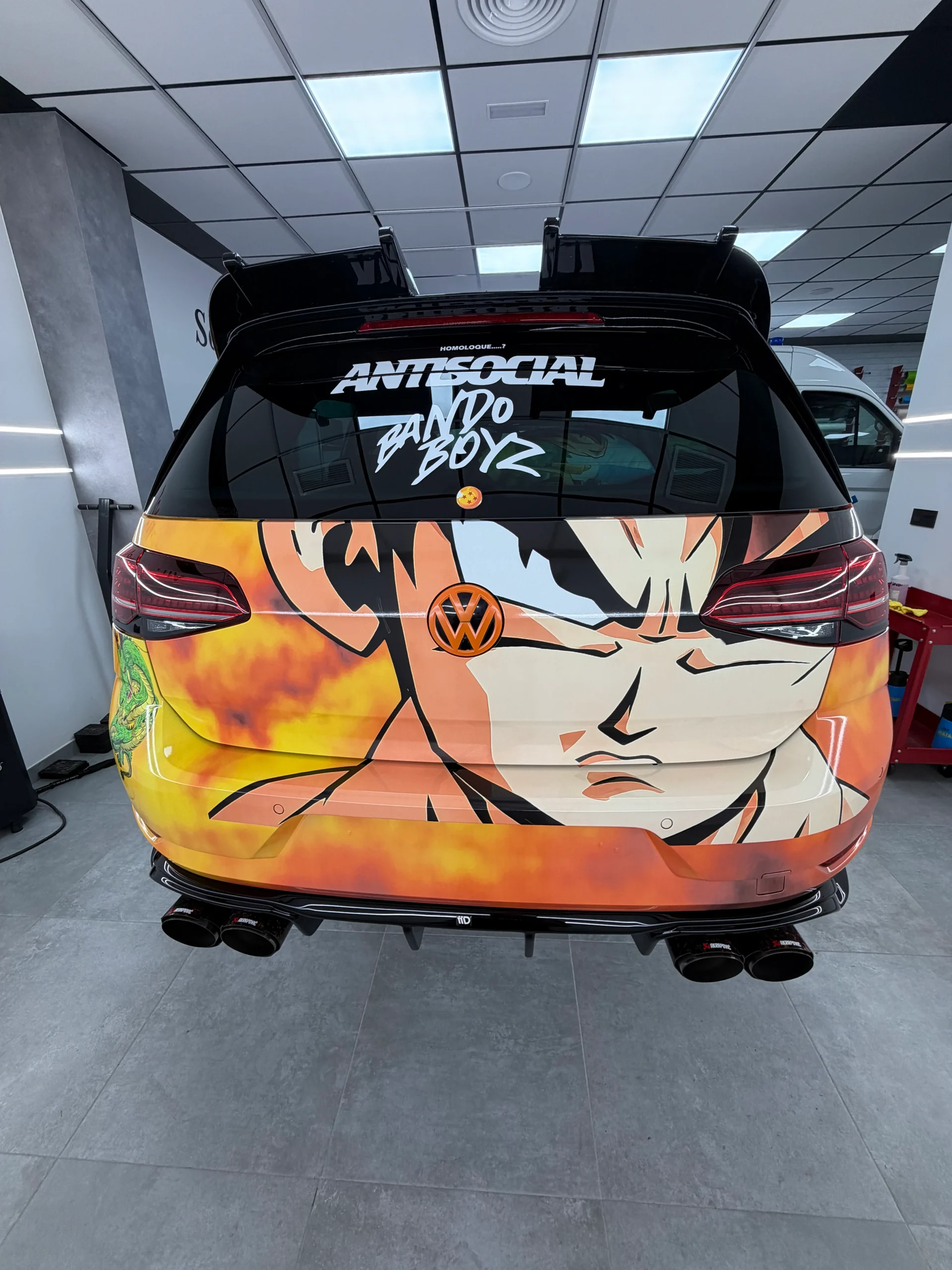 Trasera del Volkswagen Golf vinilado con Dragon Ball: el rostro de Goku ocupa todo el portón