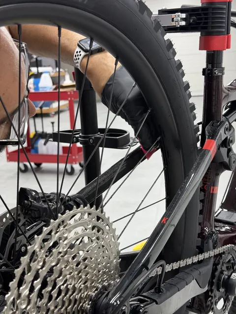 Ajuste de la lámina protectora junto a la transmisión de la bicicleta