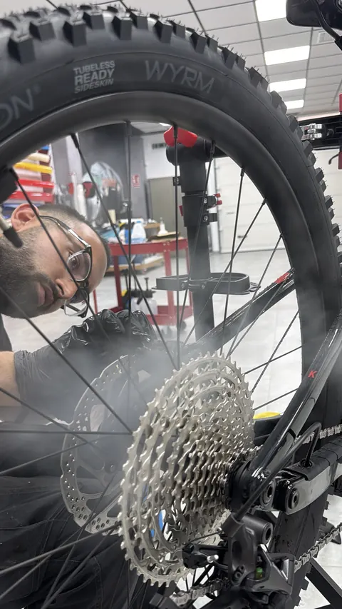Pulverizado de solución de montaje en la vaina de la bicicleta