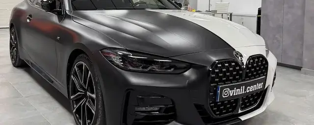 BMW Serie 4 vinilado en negro mate con franja blanca